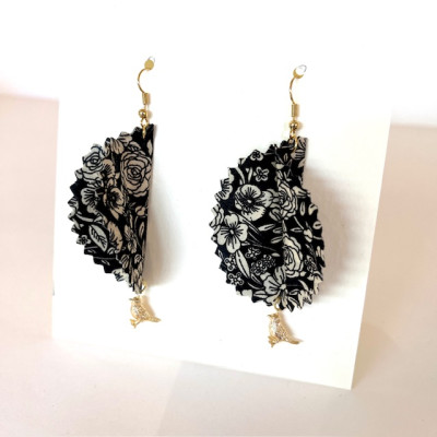 Boucles d'Oreilles "Volantes" Fleurs Noir et Blanc